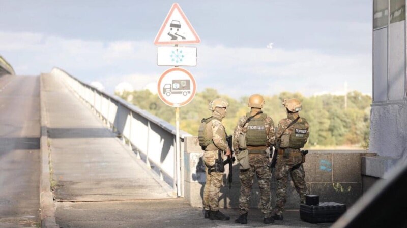В Киеве задержали неизвестного, который открыл огонь и угрожал взорвать бомбу на мосту
