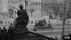Советский танк в центре Праге, 5 мая 1945 года