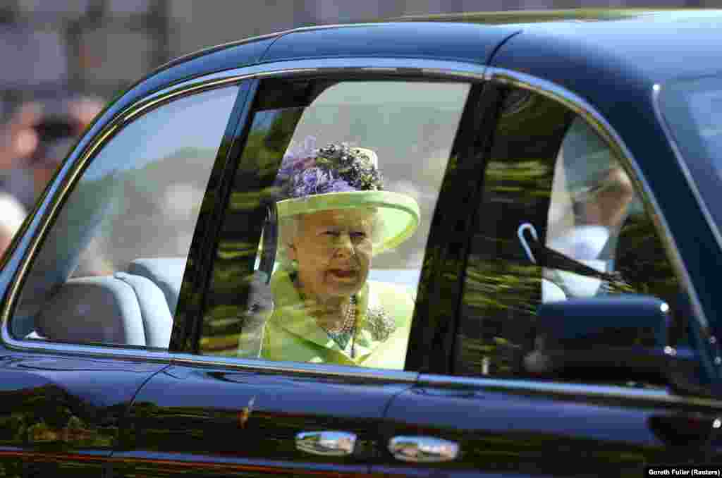 Королева Елизавета II прибывает на свадьбу принца Гарри и Меган Маркл