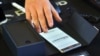 Сотрудник Samsung меняет бракованный Samsung Galaxy Note7 в Сеуле, Южная Корея
