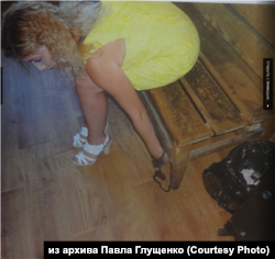 Марина Рузаева "пристегнута" наручниками к скамейке во время следственного эксперимента