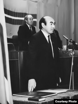 Аскар Акаев приносит присягу в 1990 году