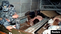 Жертвы давки на месте трагедии, 20 мая 1999 года