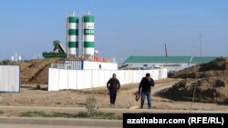 Рабочие в Туркменистане возвраащаются домой после смены