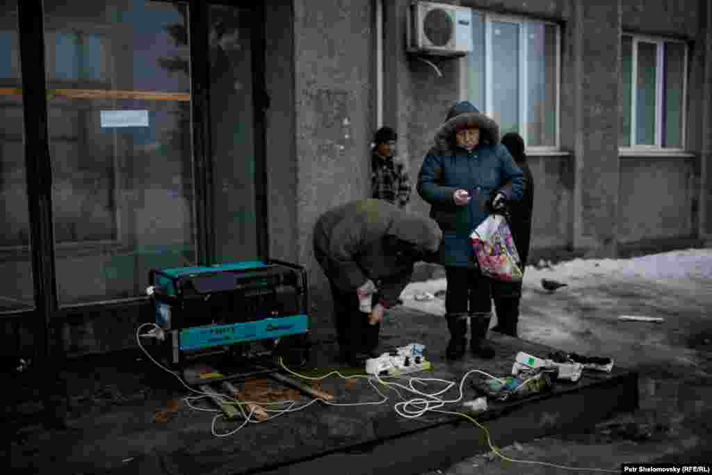 Мобильные телефоны жители Дебальцево заряжают от дизельного генератора