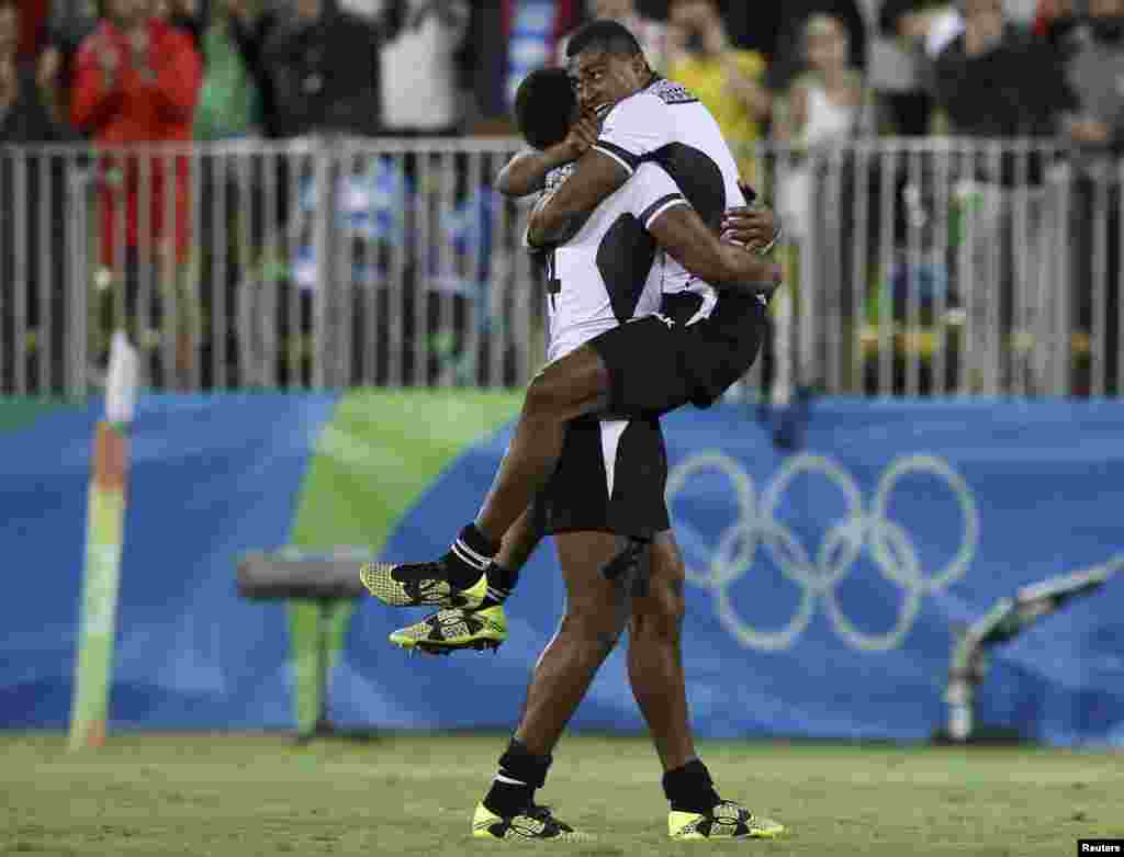 В этом году команда из Фиджи по регби тоже завоевала первую в истории страны олимпийскую медаль