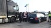 На украинско-польской границе люди непрерывно переходили дорогу, протестуя против новых таможенных правил