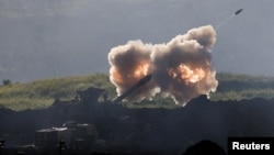 Израильская артиллерия стреляет в сторону Ливана на ливано-израильской границе 17 марта 2026 года