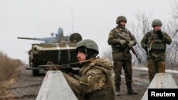 Украинские военные в окрестностях Дебальцева, февраль 2015 года