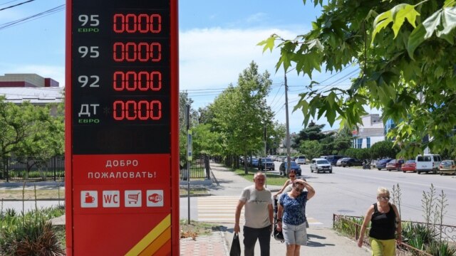 Жители российских регионов и оккупированного Крыма рассказывают о дефиците бензина на АЗС и резком росте цен на него