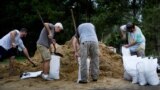 US -- People fill bags with sand at the Lynn Haven Sports Complex while preparing for Hurricane Michael October 9, 2018 in Panama City, Florida. / AFP PHOTO / Brendan Smialowski