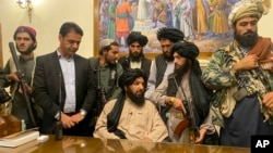Боевики "Талибана" в президентском дворце в Кабуле, 15 августа 2021 года