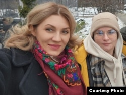 Наталья Лютикова с молодой крымчанкой, которая приехала в Киев