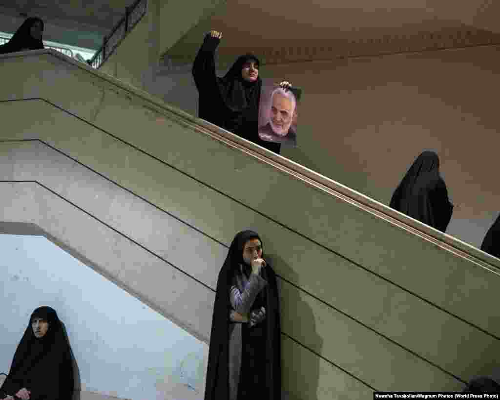 Женщины на церемонии оплакивания генерала Касема Сулеймани в мечети, Тегеран (5 января 2020). Третье место в категории&nbsp;&quot;Новости&quot;, автор &ndash; Нюша Таваколян &nbsp;