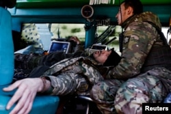 Военные медики помогают раненому в медицинском автомобиле на линии фронта неподалеку от Кременной. 13 марта 2023 года. Фото: Reuters