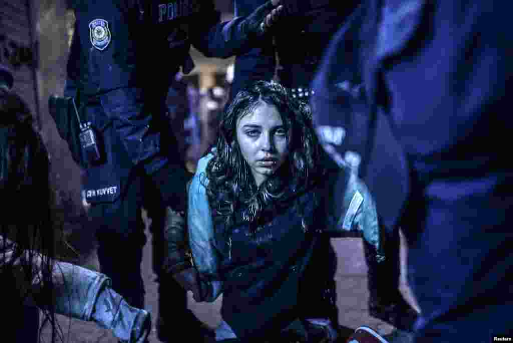 В категории &quot;Экстренные новости. Одиночные снимки&quot; победу одержал турецкий фотограф Бюлент Килич. На его снимке - девушка, раненная в ходе столкновений протестующих с полицией, которые вспыхнули после похорон 15-летнего подростка, умершего от ранений, полученных в ходе антиправительственных выступлений в Стамбуле. &nbsp;