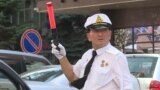 "Чтобы дети спокойно переходили": он не из ДПС, но рулит машинами на дороге