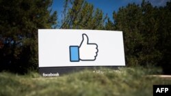 Знак у штаб-квартиры Facebook в Менло Парк, Калифорния (иллюстративное фото)