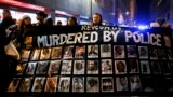 Демонстрация жителей Чикаго после убийства полицейским 17-летнего подростка, ноябрь 2014