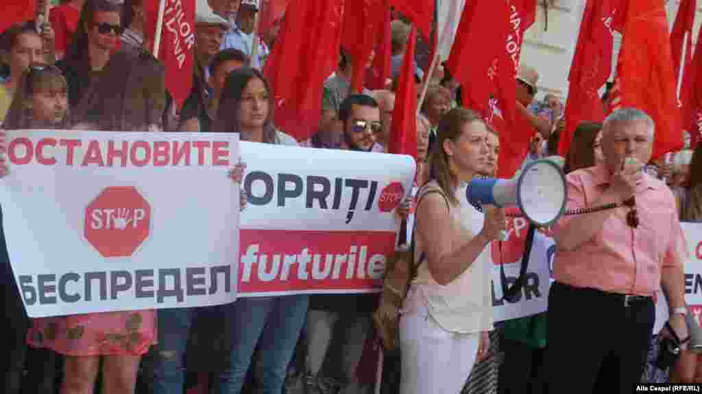 Около 50 человек вышли на протесты в Молдове против повышения тарифов на электроэнергию и газ