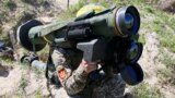 Украинский военный с переносным противотанковым ракетным комплексом "Джавелин" во время учений в мае 2021 года. Фото: Reuters