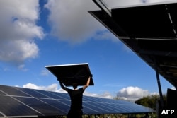 Рабочий F&S solar service устанавливает солнечную панель на солнечной электростанции недалеко от Эрфтштадта на западе Германии, 22 октября 2024 года. Фото AFP