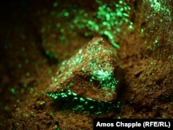 Камни, испещренные радиоактивным отенитом, обнаруженные в заброшенной советской урановой шахте