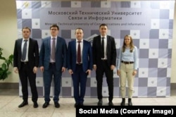 Денис Обрезко (второй справа) в 2021 году на конференции в Московском техническом университете связи и информатики