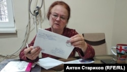 Елена Попова разбирает почту