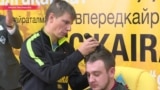 Футболист Аршавин бреет голову проигравшему блогеру из Казахстана