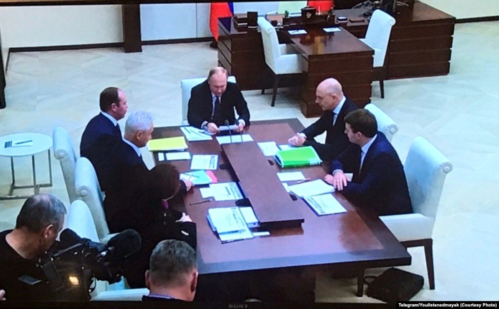 Журналистам кремлевского пула, допущенным в резиденцию Путина, приходится слушать его совещания по телевизору, который показывает стрим из кабинета. Фото: телеграм-канал "Вы слушали Маяк", ноябрь 2019-го