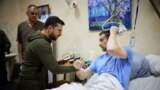 "Вас в TikTok все поддерживают". О чем президент Украины Владимир Зеленский говорил с ранеными в больнице