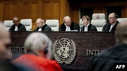 Председатель Международного суда ООН Джоан Донохью (вторая слева) с другими судьями во время слушаний по иску ЮАР к Израилю. Гаага, 12 января 2024 года