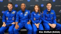 Слева направо: астронавты NASA Рид Уайзман, Виктор Гловер, Кристина Кук и астронавт канадского космического агентства Джереми Хансен