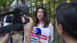 В Москве прошли пикеты в поддержку сестер Хачатурян. Их судят за убийство отца