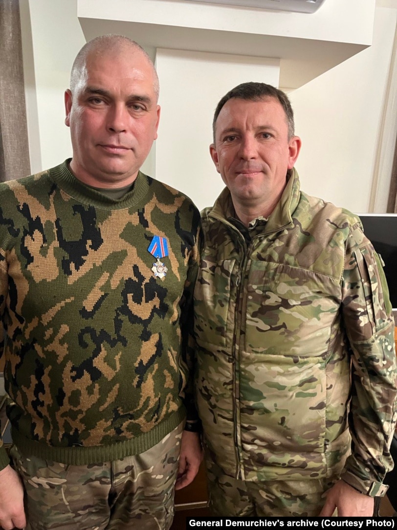 Роман Демурчиев (слева) с Орденом Мужества, который командир 58-й армии Иван Попов (справа) повесил ему на грудь в декабре 2022 года. Фото из архива Романа Демурчиева
