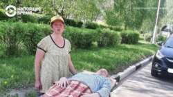 "Мне говорят: вызывайте такси!": жена везла неходячего мужа из больницы в деревню на каталке