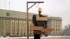 В Иркутске предприниматели поставили виселицу возле здания регионального правительства