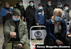 Пациенты в очереди в поликлинике Омска, 9 ноября 2020 года. Фото: Reuters