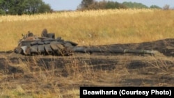Уничтоженный танк Т-72Б3 на территории восточной Украины. В 2014 году эти танки были только у России