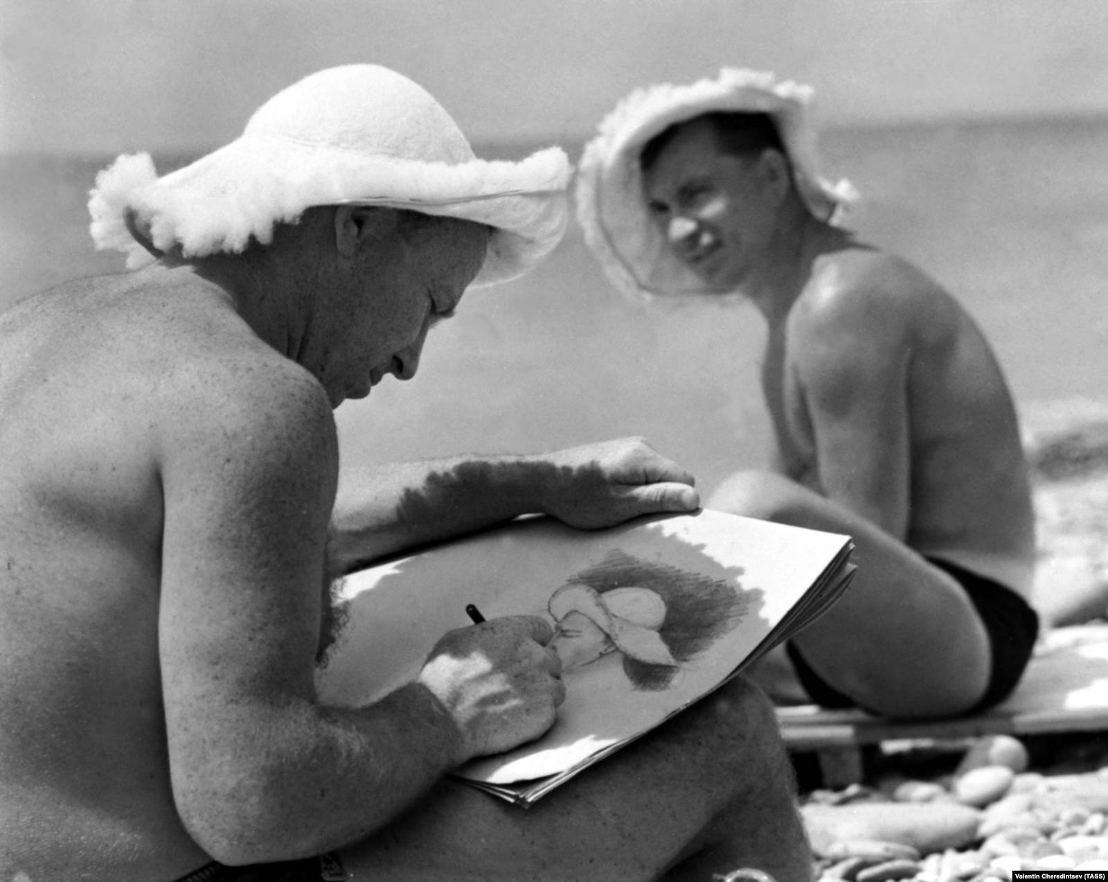 Космонавт Алексей Леонов рисует космонавта Павла Беляева во время отпуска на побережье Черного моря, 1964 год. Фото: Валентин Черединцев, ТАСС