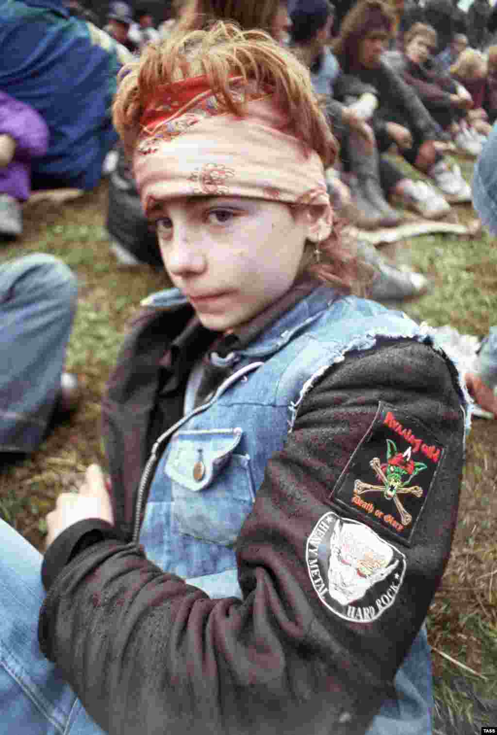 Юный рокер на международном рок-фестивале &quot;Монстры Рока&quot; на летном поле в Тушино, 1991 год