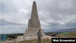 Издатель Бакытжан Бухарбай на фонепамятника в Узынагаше