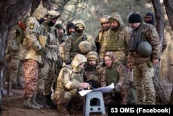 Солдаты 53-й механизированной бригады ВС Украины позируют, пытаясь реконструировать картину Репина, в январе 2024 года