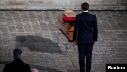 На церемонии прощания президент Франции Эммануэль Макрон назвал убитого учителя лицом республики