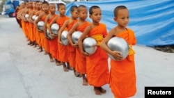 Буддийские монахи движения Дхаммакая готовятся собирать пожертвования