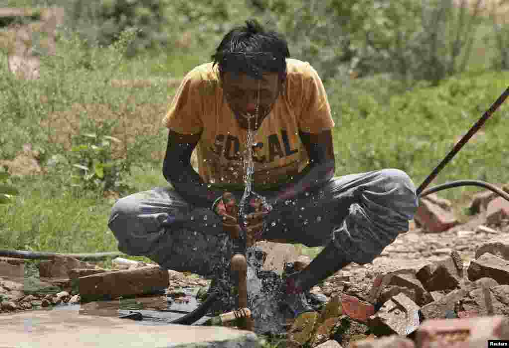 Ситуацию усугубляет то, что в некоторых районах Индии наблюдается острая нехватка воды