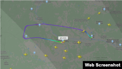 По данным сервиса Flight Radar, Boeing 737-8LJ вылетел из Сургута в 12:55 (мск), но потом развернулся и примерно в 14:15 (мск) экстренно сел в аэропорту Ханты-Мансийска
