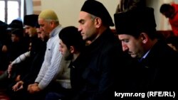 Молитва крымских татар в одной из мечетей в Симферополе в память о Решате Аметове 