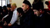Молитва крымских татар в одной из мечетей в Симферополе в память о Решате Аметове 
